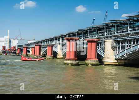 Joseph cubitt's Original Blackfriars Railway Bridge Säulen neben dem aktuellen Tag Blackfriars Bridge, London, UK Stockfoto