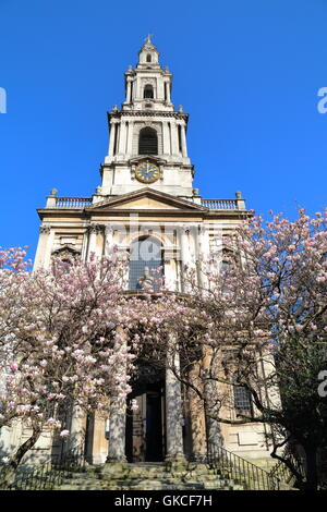 Saint Mary le Strand Church mit Frühlingsfarben in London, Großbritannien Stockfoto