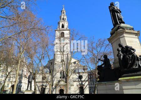 St Clement Danes Kirche mit der Statue von William Ewart Gladstone im Vordergrund, London, Großbritannien Stockfoto