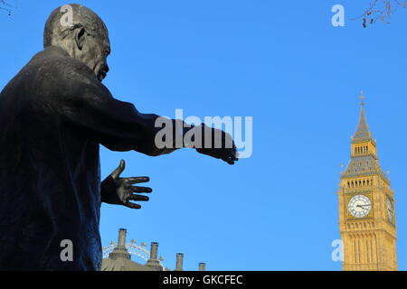 Nelson Mandela Statue am Parliament Square mit Big Ben im Hintergrund, London, Großbritannien Stockfoto