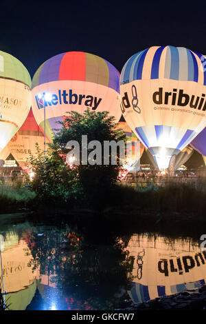 Bristol Balloon Fiesta Nacht Glühen Display reflektiert in einem Teich Stockfoto