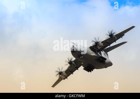 Airbus A400M Transportflugzeuge hereinkommen zu landen Stockfoto