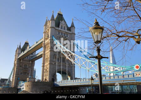 Blick auf die Tower Bridge aus St Katharine docks, London, Großbritannien, The Shard Tower im Hintergrund Stockfoto