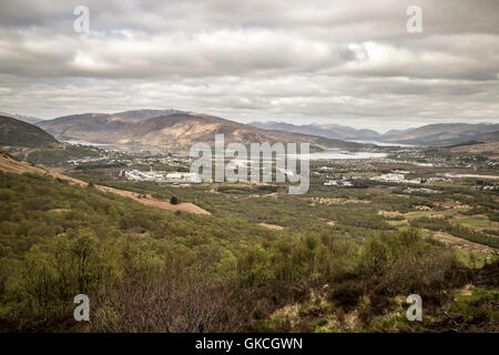 Blick auf Fort William von der Ansatz an der Nordwand des Ben Nevis Stockfoto