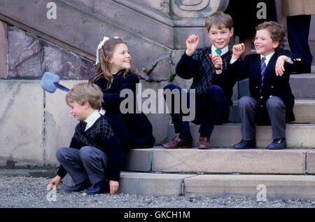 Kronprinzessin VICTORIA mit Bruder Carl Philip und Cousins Gustav und Oscar beim König Celebrait 40er Jahre Geburtstag 1986 Stockfoto