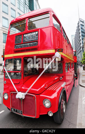 London, UK - 18. Juni 2016: historische Routemaster Bus für eine Hochzeit mit nicht identifizierten Personen eingerichtet. Die roten Doppeldecker-bu Stockfoto