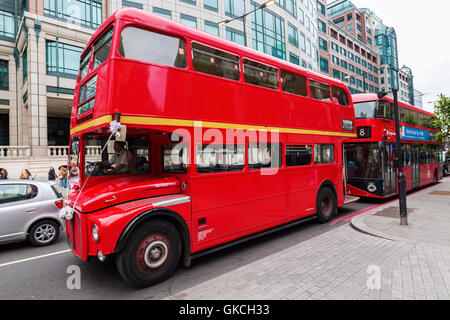 London, UK - 18. Juni 2016: historische Routemaster Bus für eine Hochzeit mit nicht identifizierten Personen eingerichtet. Die roten Doppeldecker-bu Stockfoto