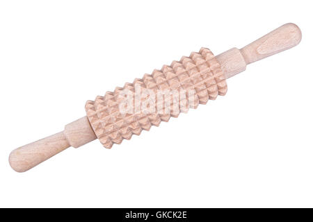Hölzernen Nudelholz auf den Teig auf einem weißen Hintergrund isoliert Stockfoto