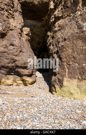 Höhlen von Klippen von Gelben magnesiumhaltigen Kalkstein in Seaham Strand, County Durham, UK erodiert Stockfoto