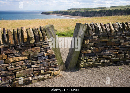 Hölzerne v-förmige Lücke in einer handgefertigten Steinmauer an der Nase, Dawdon, Seaham, County Durham, Großbritannien Stockfoto