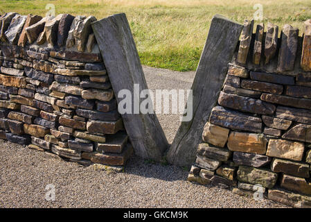 Hölzerne v-förmige Lücke in einer Steinmauer an der Nase, Dawdon, Seaham, County Durham, Großbritannien Stockfoto