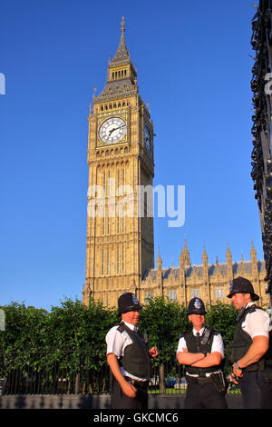 Big Ben mit Bobbies posiert im Vordergrund, London, Großbritannien Stockfoto