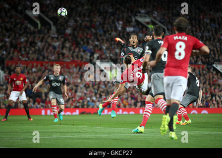 Manchester United Zlatan Ibrahimovic versucht ein Fallrückzieher aufs Tor in der Premier-League-Spiel im Old Trafford, Manchester. Stockfoto