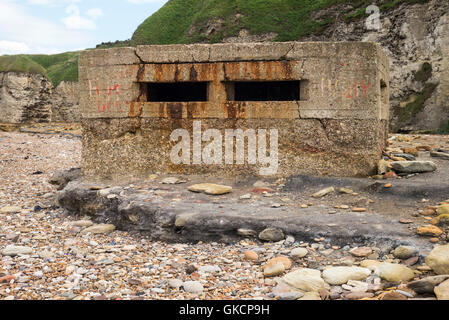 Zerstörten Überreste einer Zweiten Weltkrieg Beton Bunker auf Blast Strand, Nase, Dawdon, Seaham, County Durham, UK Stockfoto