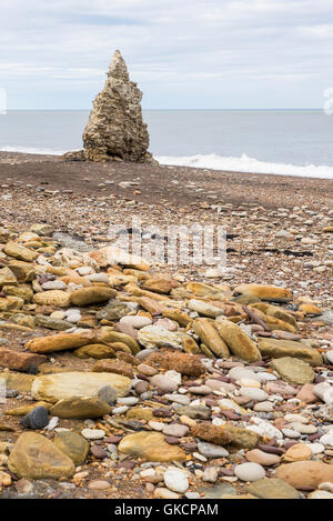 Ein Stapel auf Blast Strand - eine ehemalige Müllhalde für Abfälle aus dem Bergbau, Dawdon, Seaham, County Durham, UK Stockfoto