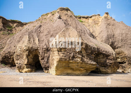 Klippen von gelb gefärbt magnesiumhaltiger Kalkfelsen am Strand Seaham, County Durham, Großbritannien. Berühmt für seine Seeglas. Stockfoto