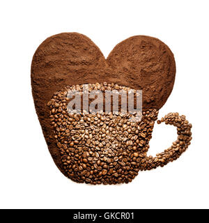 Kreative Stillleben einer Tasse mit Herz Bild gemacht von Kaffeebohnen, isoliert auf weiss. Stockfoto