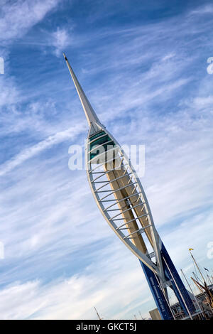 Diagonal Blick auf den Spinnaker Tower, Portsmouth Harbour, Hampshire, England Stockfoto