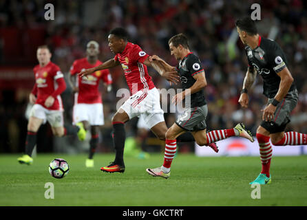 Manchester United Anthony Martial (links) und Southamptons Cedric Soares Kampf um den Ball in der Premier League match im Old Trafford, Manchester. Stockfoto