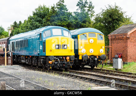 Klasse 45 45149 und Klasse 24 D5081 nebeneinander an Toddington-Station auf der GWSR Stockfoto