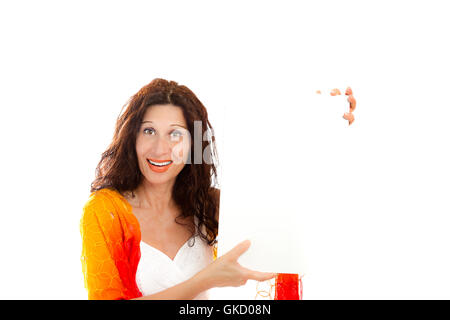 Porträt von wunderschönen reifen Frau kaukasischen mit arabischen und nahöstlichen Funktionen leere Schild zu halten, während lächelnd und tragen auf Schultern isoliert auf weißem Hintergrund Schal Stockfoto