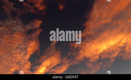 Eine Wüste Himmel mit rosa gold farbigen Stratocumulus Wolken bei Sonnenuntergang Sonnenuntergang über dem Anza-Borrego State park Stockfoto