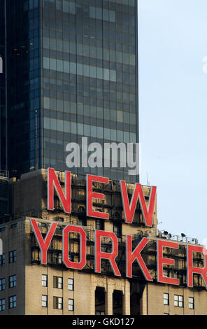 Wyndam Yorker Hotelneubau in New York City mit roter Schrift Brownstone Fassade & Office Windows Licht blauer Himmel Hintergrund Low Stockfoto