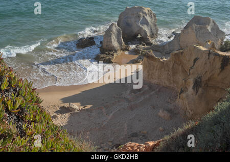 Chiringuitos Strand bei Sonnenuntergang im Sommer. Albufeira, Algarve, Portugal Stockfoto