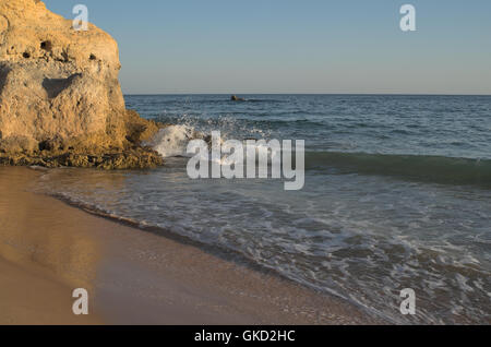 Chiringuitos Strand bei Sonnenuntergang im Sommer. Albufeira, Algarve, Portugal Stockfoto