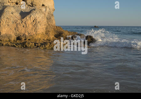 Chiringuitos Strand bei Sonnenuntergang im Sommer. Albufeira, Algarve, Portugal Stockfoto