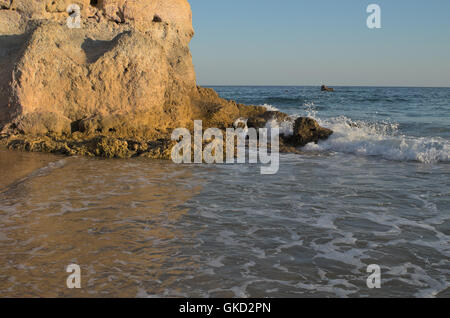 Chiringuitos Strand bei Sonnenuntergang im Sommer. Albufeira, Algarve, Portugal Stockfoto