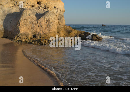 Chiringuitos Strand bei Sonnenuntergang im Sommer. Albufeira, Algarve, Portugal Stockfoto