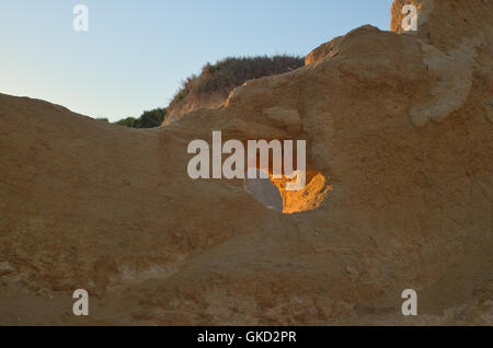 Chiringuitos Strand bei Sonnenuntergang im Sommer. Albufeira, Algarve, Portugal Stockfoto