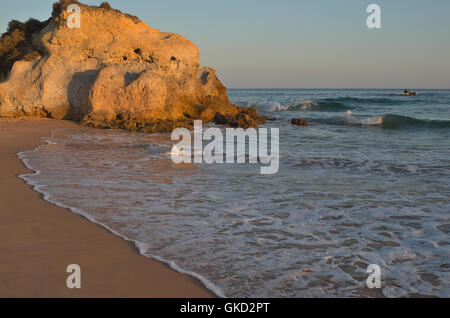 Chiringuitos Strand bei Sonnenuntergang im Sommer. Albufeira, Algarve, Portugal Stockfoto