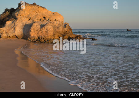 Chiringuitos Strand bei Sonnenuntergang im Sommer. Albufeira, Algarve, Portugal Stockfoto