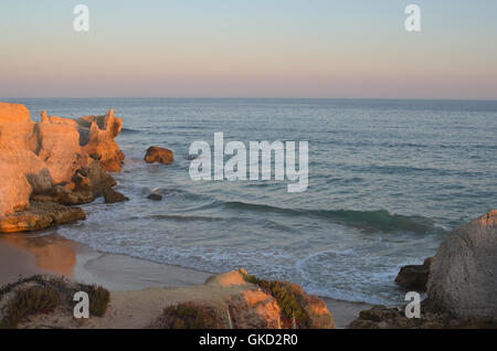 Chiringuitos Strand bei Sonnenuntergang im Sommer. Albufeira, Algarve, Portugal Stockfoto