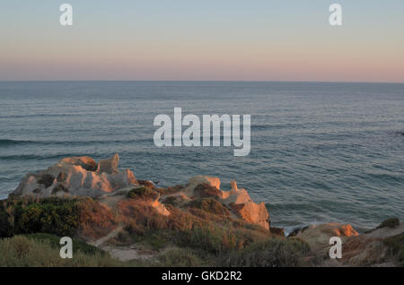 Chiringuitos Strand bei Sonnenuntergang im Sommer. Albufeira, Algarve, Portugal Stockfoto