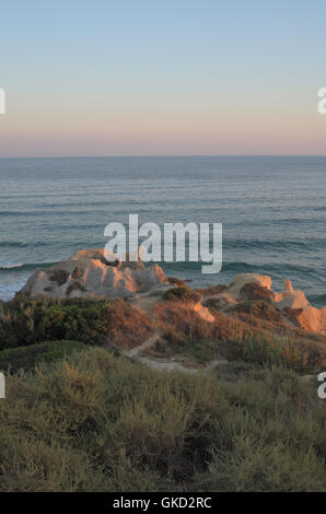 Chiringuitos Strand bei Sonnenuntergang im Sommer. Albufeira, Algarve, Portugal Stockfoto