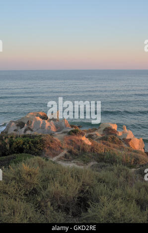 Chiringuitos Strand bei Sonnenuntergang im Sommer. Albufeira, Algarve, Portugal Stockfoto