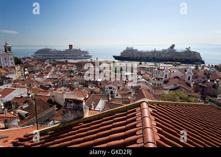 Blick über die Dächer der Altstadt zu den Kreuzfahrtterminals mit zwei Schiffe in Lissabon, Portugal Stockfoto