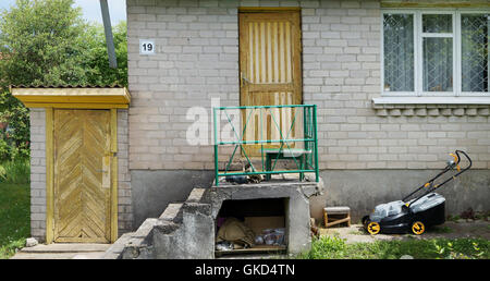 VILNIUS, Litauen - 10. Juli 2016: Fassade der einfache Ziegel Hausnummer 19 Garten zusammen bei Kalorijos Straße 4. Stockfoto