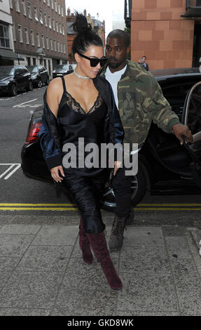 Kim Kardashian besucht die Vivienne Westwood-Filiale in Mayfair mit ihrem Ehemann Kanye West, über 2 Stunden! Das Paar dann geleitet, die Roberto Cavalli-Shop auf Sloane Street mit: Kim Kardashian, Kanye West wo: London, Vereinigtes Königreich bei: 21 Stockfoto