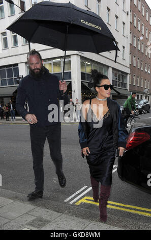 Kim Kardashian besucht die Vivienne Westwood-Filiale in Mayfair mit ihrem Ehemann Kanye West, über 2 Stunden! Das Paar dann geleitet, die Roberto Cavalli-Shop auf Sloane Street mit: Kim Kardashian, Kanye West wo: London, Vereinigtes Königreich bei: 21 Stockfoto