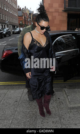 Kim Kardashian besucht die Vivienne Westwood-Filiale in Mayfair mit ihrem Ehemann Kanye West, über 2 Stunden! Das Paar dann geleitet, die Roberto Cavalli-Shop auf Sloane Street mit: Kim Kardashian, Kanye West wo: London, Vereinigtes Königreich bei: 21 Stockfoto
