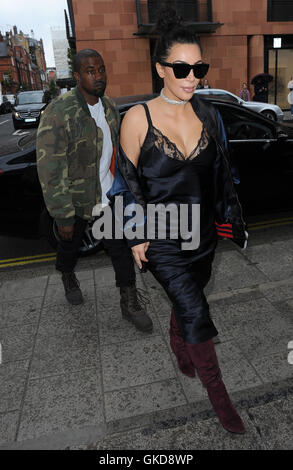 Kim Kardashian besucht die Vivienne Westwood-Filiale in Mayfair mit ihrem Ehemann Kanye West, über 2 Stunden! Das Paar dann geleitet, die Roberto Cavalli-Shop auf Sloane Street mit: Kim Kardashian, Kanye West wo: London, Vereinigtes Königreich bei: 21 Stockfoto