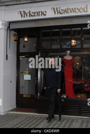 Kim Kardashian besucht die Vivienne Westwood-Filiale in Mayfair mit ihrem Ehemann Kanye West, über 2 Stunden! Das Paar dann geleitet, die Roberto Cavalli-Shop auf Sloane Street mit: Kim Kardashian, Kanye West wo: London, Vereinigtes Königreich bei: 21 Stockfoto