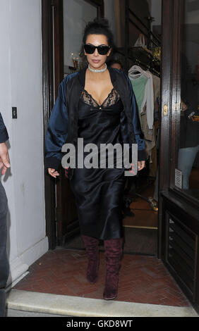 Kim Kardashian besucht die Vivienne Westwood-Filiale in Mayfair mit ihrem Ehemann Kanye West, über 2 Stunden! Das Paar dann geleitet, die Roberto Cavalli-Shop auf Sloane Street mit: Kim Kardashian, Kanye West wo: London, Vereinigtes Königreich bei: 21 Stockfoto