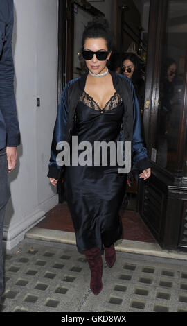 Kim Kardashian besucht die Vivienne Westwood-Filiale in Mayfair mit ihrem Ehemann Kanye West, über 2 Stunden! Das Paar dann geleitet, die Roberto Cavalli-Shop auf Sloane Street mit: Kim Kardashian, Kanye West wo: London, Vereinigtes Königreich bei: 21 Stockfoto