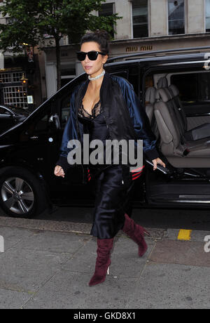 Kim Kardashian besucht die Vivienne Westwood-Filiale in Mayfair mit ihrem Ehemann Kanye West, über 2 Stunden! Das Paar dann geleitet, die Roberto Cavalli-Shop auf Sloane Street mit: Kim Kardashian, Kanye West wo: London, Vereinigtes Königreich bei: 21 Stockfoto