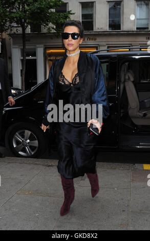 Kim Kardashian besucht die Vivienne Westwood-Filiale in Mayfair mit ihrem Ehemann Kanye West, über 2 Stunden! Das Paar dann geleitet, die Roberto Cavalli-Shop auf Sloane Street mit: Kim Kardashian, Kanye West wo: London, Vereinigtes Königreich bei: 21 Stockfoto